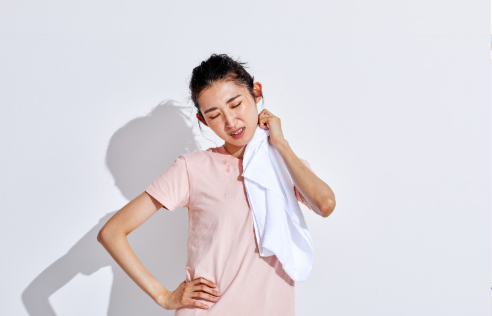 汗を拭く女性